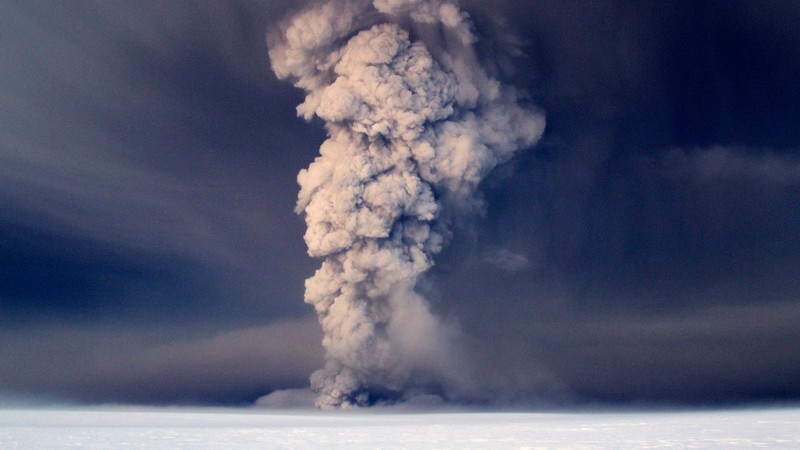 Sopka Grímsvötn chrlí popol, Island